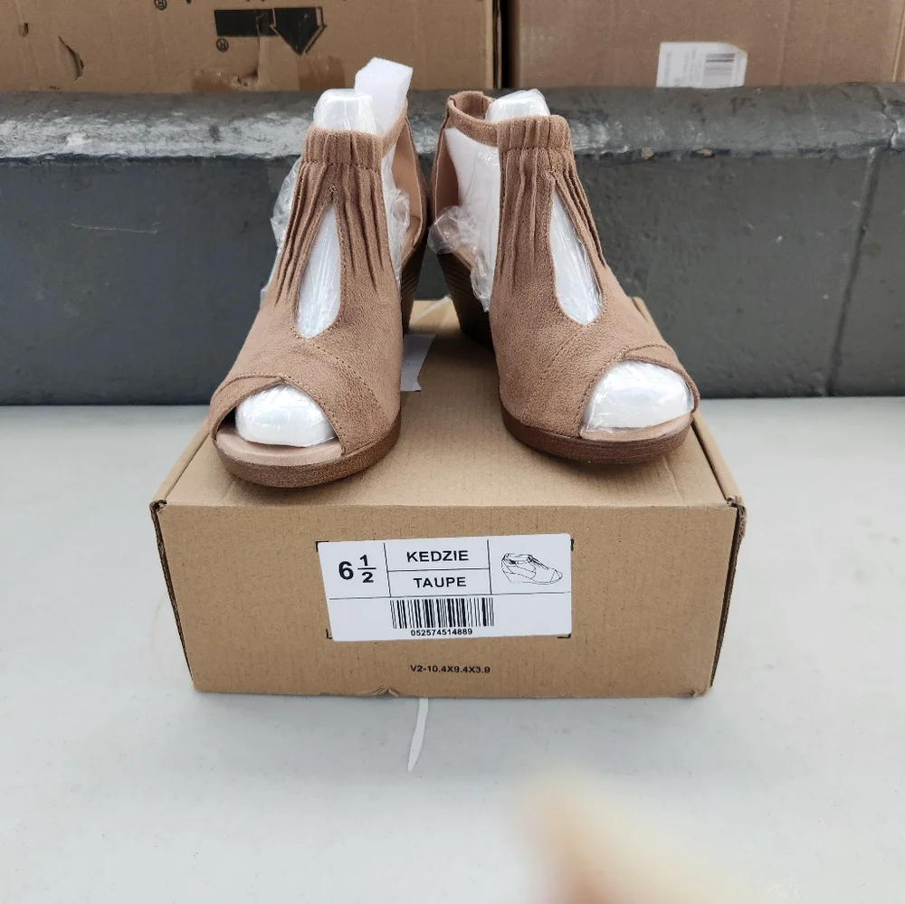 Tan Wedge Shoes with Peep-Toe Design - Picture 3 of 4